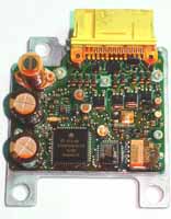 Despiece de módulo electrónico de airbag. Se ven condensadores, resistencias, chip, diodos y transistores.