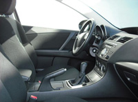 Interior de la parte delantera de un vehículo donde se observa la comodidad y amplitud del mismo.