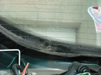 Detalle del conector de alimentación positiva de la luneta térmica desde donde se transmitirá corriente a todos los filamentos de la luneta.