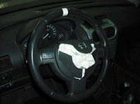 Se ve un volante rajado por la activación del airbag del conductor.