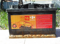 Batería donde se ve la corrosión en la parte baja de la misma debido al ácido que contiene el electrolito.