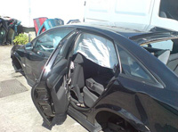 Coche en el desguace donde se puede apreciar que los airbags de cortina y frontales están activados.