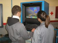 María y Lorenzo trabajando en una máquina pre ITV.