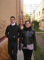 María y Lorenzo andando  juntos por la calle. .