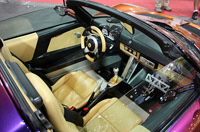 Interior de vehículo con equipamiento modificado.