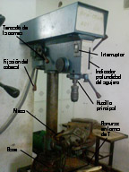 Esta imagen indica las partes principales que forman parte de una taladradora de sobremesa. (2)