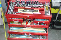 Carro de herramientas con cuatro cajones donde se organizan las diferentes herramientas necesarias en un taller mecánico.