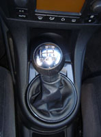 Imagen de una palanca de cambiosde velocidades manual.