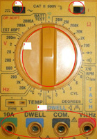 Frontal de un polímetro con 4 zonas definidas: en la 1 se observa un conmutador para selección de corriente continua o alterna, en la 2 se observa un interruptor para selección de encendido o apagado, en la zona 3 está el conmutador central para selección de magnitud y escala de medida y en la zona 4 están los bornes de conexión para los cables y terminales del polímetro.