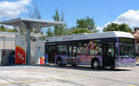 Vista de un autobús urbano de Madrid en la planta de abastecimiento de hidrógeno.