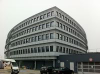 Vista general exterior de un edificio de oficinas construido con técnicas de construcción pasiva, en Alemania.