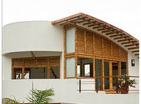 Fotografía de la fachada principal de una casa de construcción bioclimática.