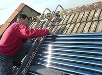 Montaje sobre tejado de una panel solar de tubos de vacío.