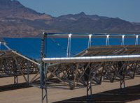 Fotografía de un primer plano de colectores cilindro parabólicos.