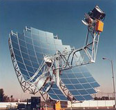 Fotografía de un motor Stirling sobre un sistema solar de concentración.