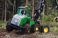 Fotografía de un tractor trabajando en un bosque.