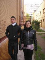 María y Lorenzo caminando juntos por la calle, camino del trabajo.
