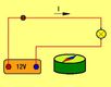 Representa un cable recorrido por una corriente, conectado a una batería de 12 voltios que alimenta a una lámpara, y colocando una brújula debajo del cable que hace orientarse a la aguja al paso de la corriente por el cable.