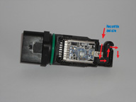 En la fotografía se ve un sensor de masa de aire en el que esta marcada la entrada y salida de aire.