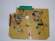 La fotografía muestra un circuito impreso con componentes electrónicos.