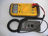  La fotografía muestra un polímetro conectado a una pinza amperimétrica.