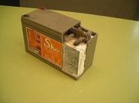 Imagen de una batería de AGM que tiene realizado un corte en la carcasa o monobloque.