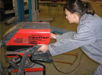 María comprobando parámetros de una máquina de puntos por resistencia.