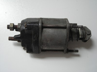 La fotografía muestra un relé de arranque.