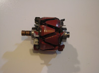En esta fotografía se muestra un rotor  de unalternador con el ventilador incorporado.