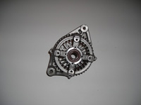 En la fotografía se ve una de las tapas laterales del alternador.