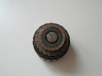 En la fotografía se ve la sección de un rotor, en ella se aprecia el eje, las delgas del colector y el casquillo de material termoestable.