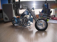 La imagen muestra la fotografía de la maqueta de una moto 2.