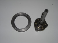 En la fotografía se ve un tren epicicloidal con la corona desmontada.