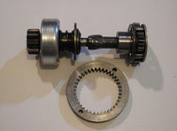 En la fotografía se ve un tren epicicloidal y el mecanismo de engrane y rueda libre montado en el eje.