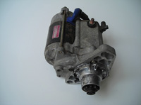 En la fotografía se ve un motor de arranque de engrane por inercia.