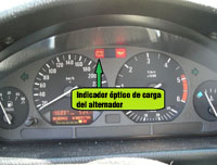En la fotografía se ve un el cuadro de instrumentos de un vehículo, en el que se marca el testigo de carga de la batería.