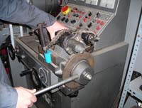 En la fotografía se ve realizar la prueba de consumo en cara de un motor conectado a un banco de prueba.