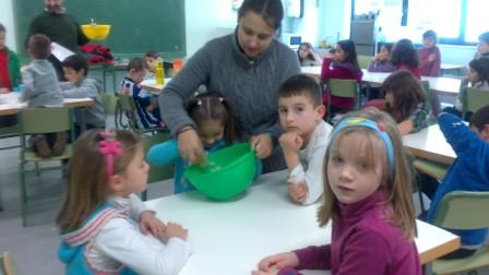 1ºB preparando biscoito
