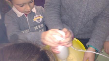 1ºB preparando biscoito
