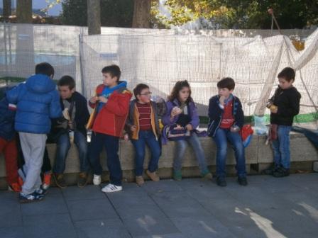 Tomando un refrixerio

