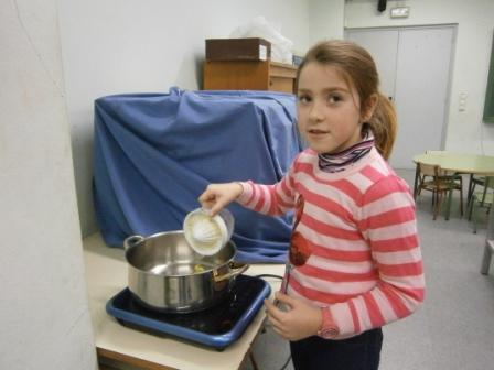Marmelada de mazá
Botando zume de limón
