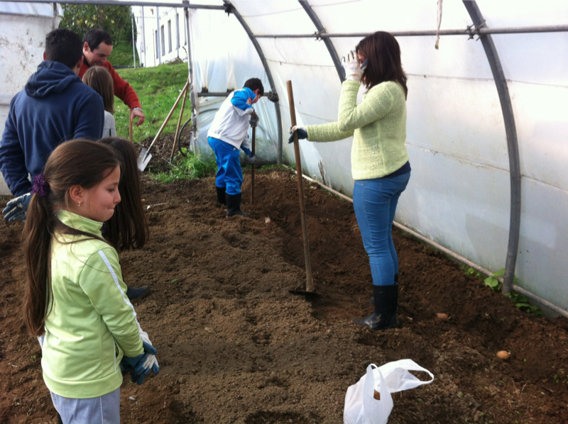 1º día de cultivo co grupo do luns
O da aixada... cansa!
