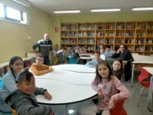 Alumnado de 4º, 5º e 6º de Educación Primaria reunido na biblioteca escolar.
