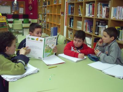 Buscamos información na biblioteca sobre a auga.
