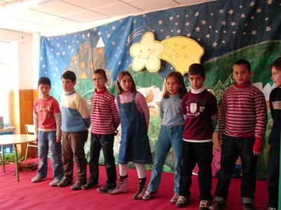 Os nen@s de cuarto cantan unha panxoliña.
