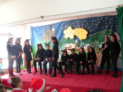 Os nen@s do terceiro ciclo representan a súa obra.
