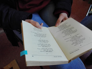 Fotografía dunha rapaza lendo poesía