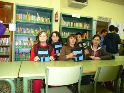 2º B
Patri, Jenni, Elena, Oliver e Adriana gañadores do 3º premio do concurso de acertixos reciben unha mochila (xentileza da Leoteca)
