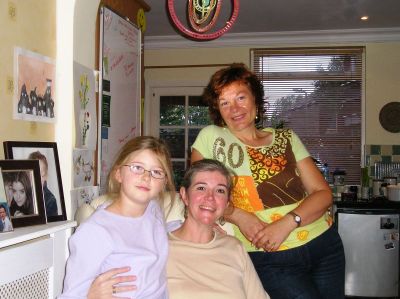 At home
A familia da Teacher: Fiona the mum,  young Victoria and Carmen

