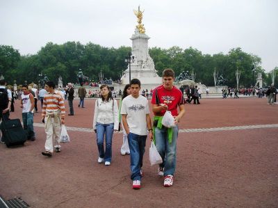 Buckingham Palace
visitando á Raíña
